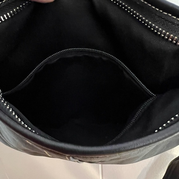 Coach black‎ contrast stitch swingpack crossbody excellent condition - Picture 8 of 12